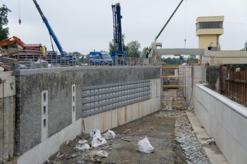 Výroba a montáž ochranných konstrukcí v plavební komoře na řece Vltavě v Hluboké nad Vltavou – 30 tun ocelových konstrukcí opatřených kvalitním vícevrstvým nátěrem.