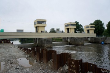 Výroba a montáž ochranných konstrukcí v plavební komoře na řece Vltavě v Hluboké nad Vltavou – 30 tun ocelových konstrukcí opatřených kvalitním vícevrstvým nátěrem.