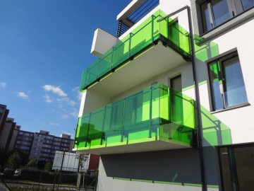 Výplně zábradlí z kaleného skla opatřeného barevnou fólií.