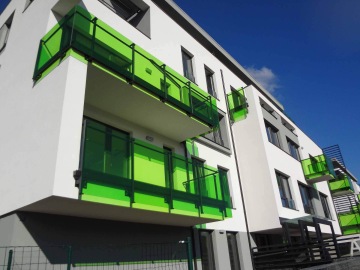 Výplně zábradlí z kaleného skla opatřeného barevnou fólií.