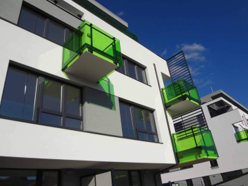 Výplně zábradlí z kaleného skla opatřeného barevnou fólií.