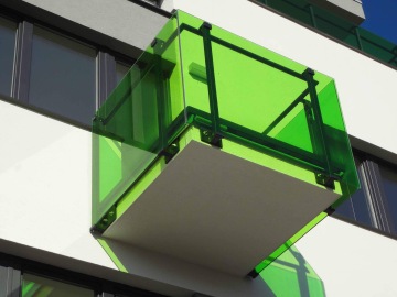 Výplně zábradlí z kaleného skla opatřeného barevnou fólií.