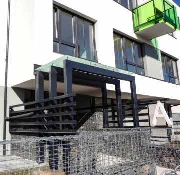 Markýza před vstupem.