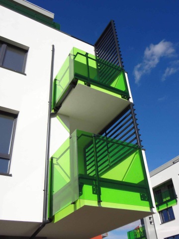 Výplně zábradlí z kaleného skla opatřeného barevnou fólií.