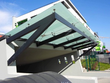 Markýza před vjezdem do podzemních garáží.