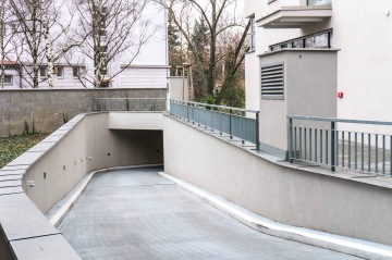 Venkovní zábradlí u vjezdu do podzemních garáží.