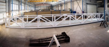 Konstrukce ocelové lávky pro projekt multifunkční budovy společnosti Realtoria – s délkou 20 metrů a hmotností převyšující 6 tun.