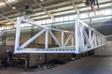 Ocelová lávka pro projekt multifunkční budovy společnosti Realtoria – s délkou 20 metrů a hmotností převyšující 6 tun.