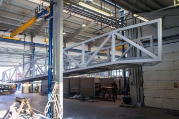 Ocelová lávka pro projekt multifunkční budovy společnosti Realtoria – s délkou 20 metrů a hmotností převyšující 6 tun.