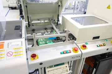 Výklopní kryty dopravníků pro automatizované výrobní linky montáže a pájení desek plošných spojů.