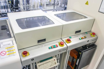 Výklopní kryty dopravníků pro automatizované výrobní linky montáže a pájení desek plošných spojů.