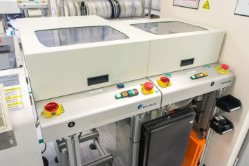 Výklopní kryty dopravníků pro automatizované výrobní linky montáže a pájení desek plošných spojů.
