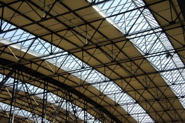 Střešní konstrukce Kaufland Podbaba s ocelovými nosníky a prosklenými panely.