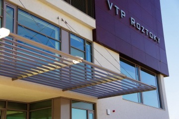 Vstupní lamelová markýza na budově VTP Roztoky.