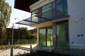 Vstupní lamelová markýza.