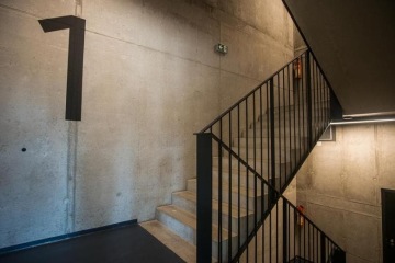 Spektrum zámečnických prvků pro administrativní komplex Palmovka Park – skleněné a příčkové vnitřní a vnější zábradlí, podkonstrukce pro atrium.