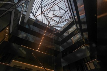 Spektrum zámečnických prvků pro administrativní komplex Palmovka Park – skleněné a příčkové vnitřní a vnější zábradlí, podkonstrukce pro atrium.