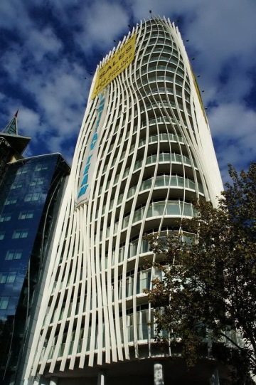 Fasáda s hliníkovými lamely – slunolamy, které vytvářejí nezaměnitelný charakter budovy Sluneční věž.