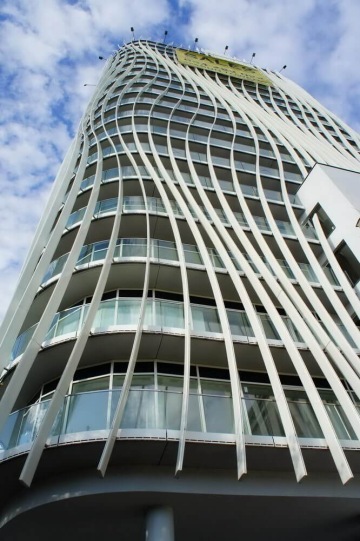 Fasáda s hliníkovými lamely – slunolamy, které vytvářejí nezaměnitelný charakter budovy Sluneční věž.