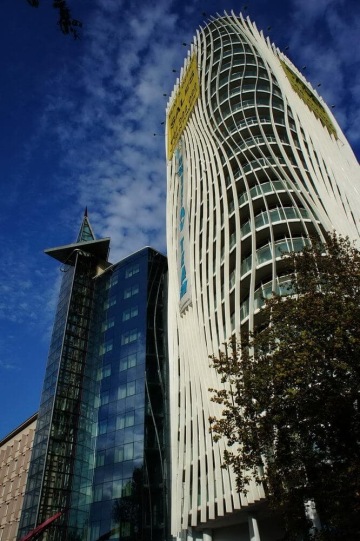 Fasáda s hliníkovými lamely – slunolamy, které vytvářejí nezaměnitelný charakter budovy Sluneční věž.