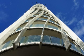 Pohled na hliníkové lamely – slunolamy, které vytvářejí nezaměnitelný charakter budovy Sluneční věž.