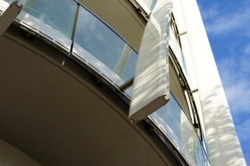 Detail hliníkové lamely – slunolamu, který vytváří nezaměnitelný charakter budovy Sluneční věž.