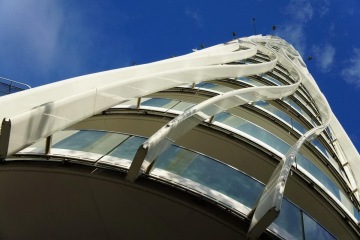 Pohled na hliníkové lamely – slunolamy, které vytvářejí nezaměnitelný charakter budovy Sluneční věž.