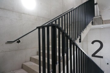 Spektrum zámečnických prvků pro administrativní komplex Palmovka Park – skleněné a příčkové vnitřní a vnější zábradlí, podkonstrukce pro atrium.