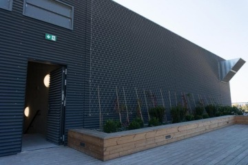 Spektrum zámečnických prvků pro administrativní komplex Palmovka Park – skleněné a příčkové vnitřní a vnější zábradlí, podkonstrukce pro atrium.