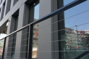 Spektrum zámečnických prvků pro administrativní komplex Palmovka Park – skleněné a příčkové vnitřní a vnější zábradlí, podkonstrukce pro atrium.