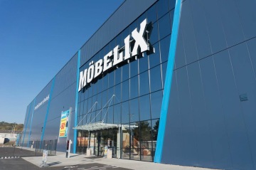 Dodávka ocelových konstrukcí – revitalizace nevyužívané ocelové haly na novou pobočku obchodního domu Möbelix na ulici Kolbenova v pražškých Vysočanech.