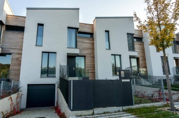 Řadové domky s moderními zámečnickými prvky – vstupní brankou, dvířky, venkovním zábradlím, vjezdovou rampu a dalšími menšími zámečnickými prvky.