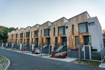 Řadové domky s moderními zámečnickými prvky – vstupní brankou, dvířky, venkovním zábradlím, vjezdovou rampu a dalšími menšími zámečnickými prvky.