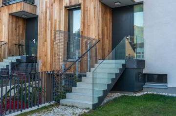 Řadové domky s moderními zámečnickými prvky – vstupní brankou, dvířky, venkovním zábradlím, vjezdovou rampu a dalšími menšími zámečnickými prvky.