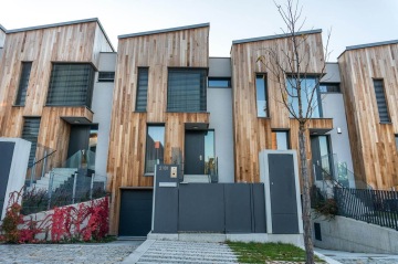 Řadové domky s moderními zámečnickými prvky – vstupní brankou, dvířky, venkovním zábradlím, vjezdovou rampu a dalšími menšími zámečnickými prvky.