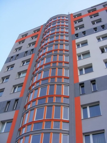 Revitalizace bytového domu Makovského – dodávka ocelového zábradlí a konstrukce přístřešků se skleněnými průhledy.