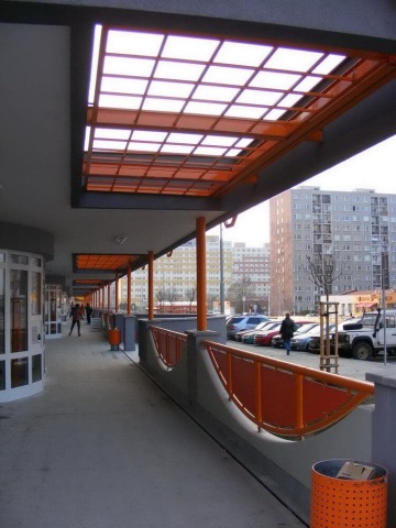 Revitalizace bytového domu Makovského – dodávka ocelového zábradlí a konstrukce přístřešků se skleněnými průhledy.