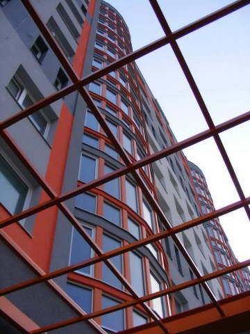 Revitalizace bytového domu Makovského – dodávka ocelového zábradlí a konstrukce přístřešků se skleněnými průhledy.