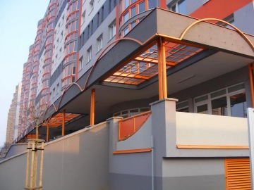 Revitalizace bytového domu Makovského – dodávka ocelového zábradlí a konstrukce přístřešků se skleněnými průhledy.