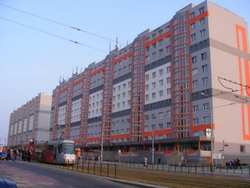 Revitalizace bytového domu Makovského – dodávka ocelového zábradlí a konstrukce přístřešků se skleněnými průhledy.