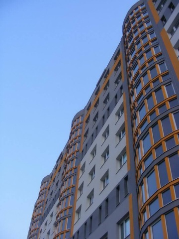 Revitalizace bytového domu Makovského – dodávka ocelového zábradlí a konstrukce přístřešků se skleněnými průhledy.