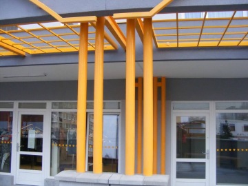 Revitalizace bytového domu Makovského – dodávka ocelového zábradlí a konstrukce přístřešků se skleněnými průhledy.