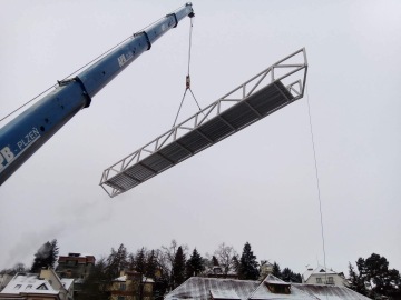 Osazení ocelové lávky pro projekt multifunkční budovy společnosti Realtoria – s délkou 20 metrů a hmotností převyšující 6 tun.