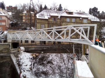 Ocelová lávka pro projekt multifunkční budovy společnosti Realtoria – s délkou 20 metrů a hmotností převyšující 6 tun.