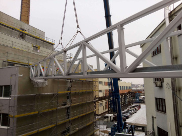 Osazení ocelové lávky pro projekt multifunkční budovy společnosti Realtoria – s délkou 20 metrů a hmotností převyšující 6 tun.