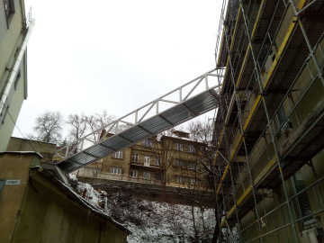 Ocelová lávka pro projekt multifunkční budovy společnosti Realtoria – s délkou 20 metrů a hmotností převyšující 6 tun.