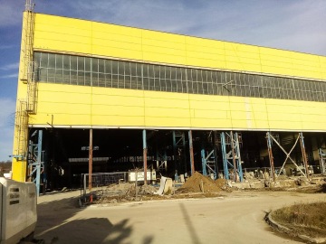 Dodávka ocelových konstrukcí – revitalizace nevyužívané ocelové haly na novou pobočku obchodního domu Möbelix na ulici Kolbenova v pražškých Vysočanech.