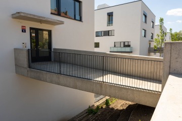 Vnější kovové zábradlí lávky.