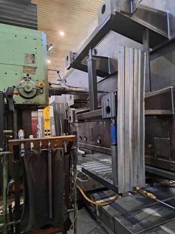 Přesné obráběcí zařízení s nástroji upevněnými na stojanu ve výrobní hale.