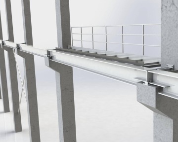 Ocelová konstrukce s betonovými sloupy a lávkou s kovovým zábradlím.